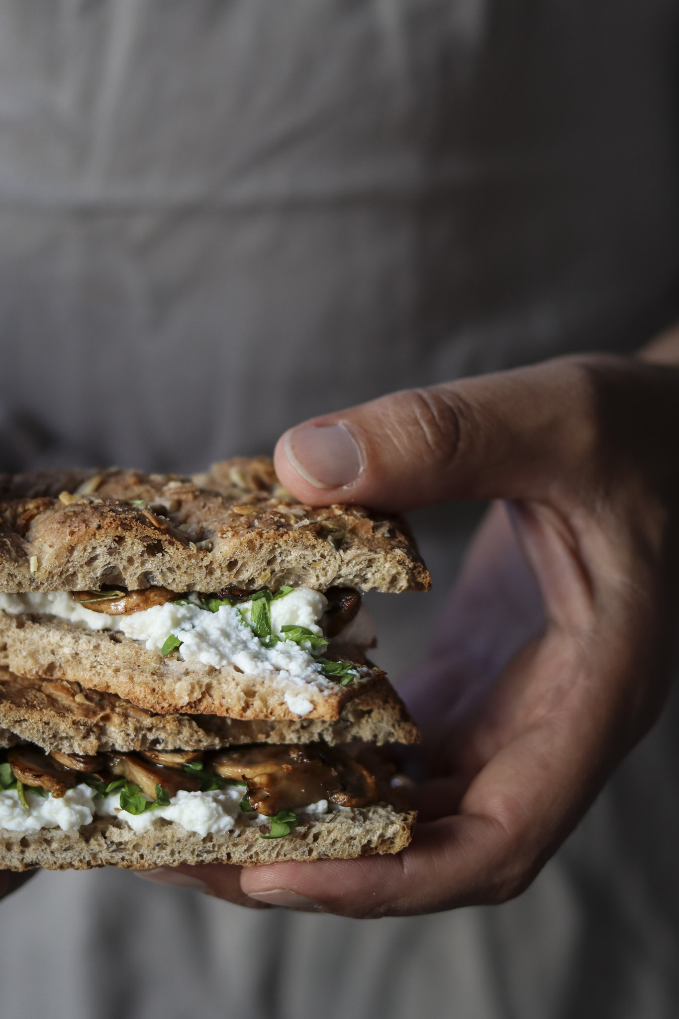 focaccia ai cereali, funghi e caprino